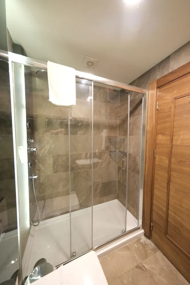 Deluxe Üç Kişilik Oda, Avlu Manzaralı