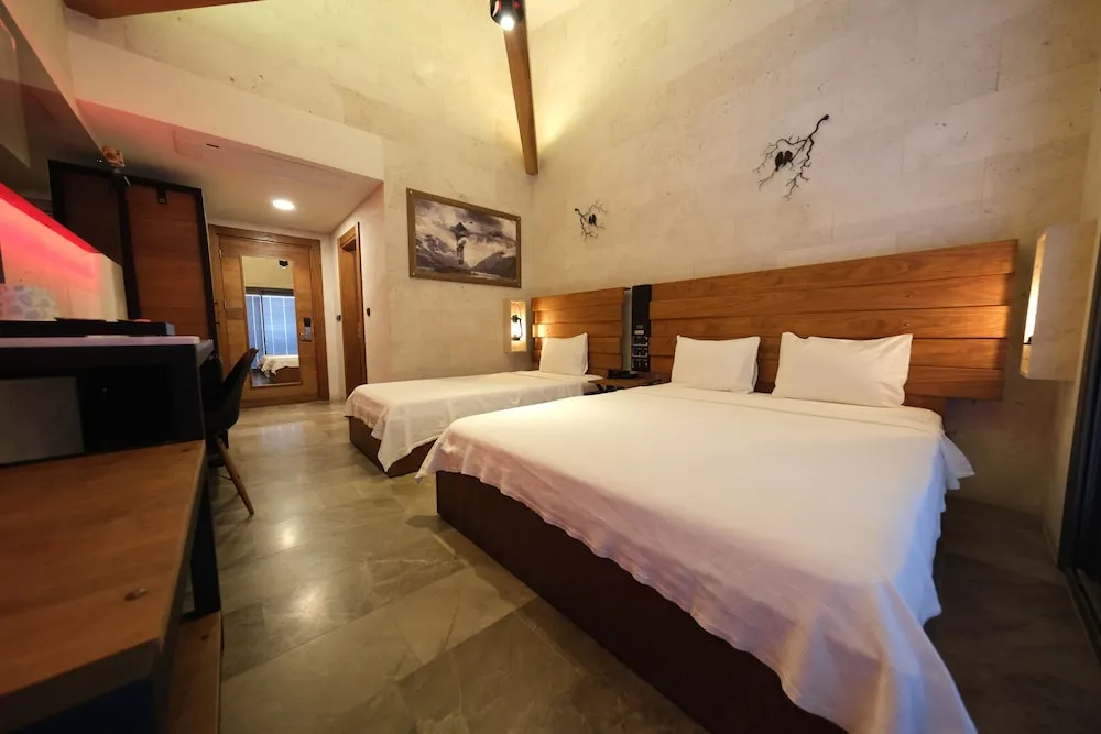 Deluxe Üç Kişilik Oda, Avlu Manzaralı