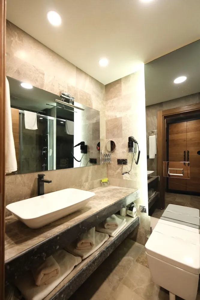 Deluxe Üç Kişilik Oda, Avlu Manzaralı