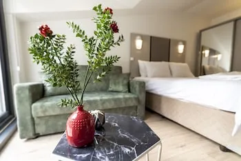 Global Suites Hotel