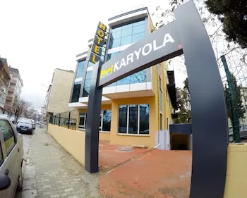 Karyola Otel - Caters to Men