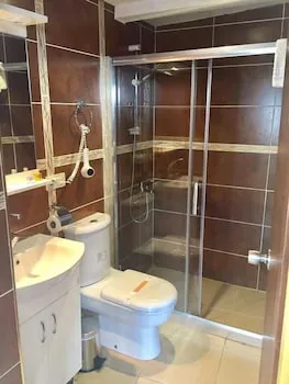 Karyola Otel - Caters to Men