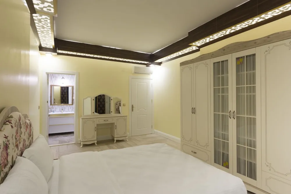 Luxury Suite, Partial Sea View