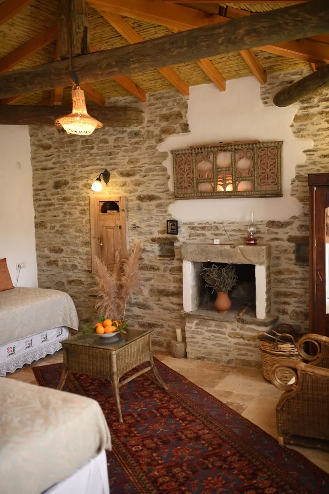 Traditional Kulübe, Dağ Manzaralı