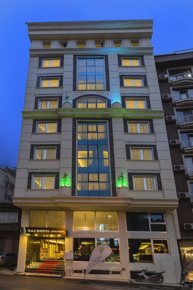 Konaklama yerinin ön cephesi - akşam/gece