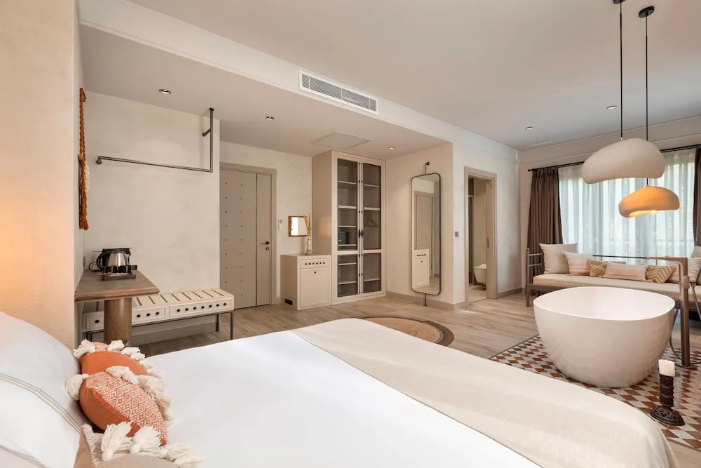 Suite Room with Bathtub
