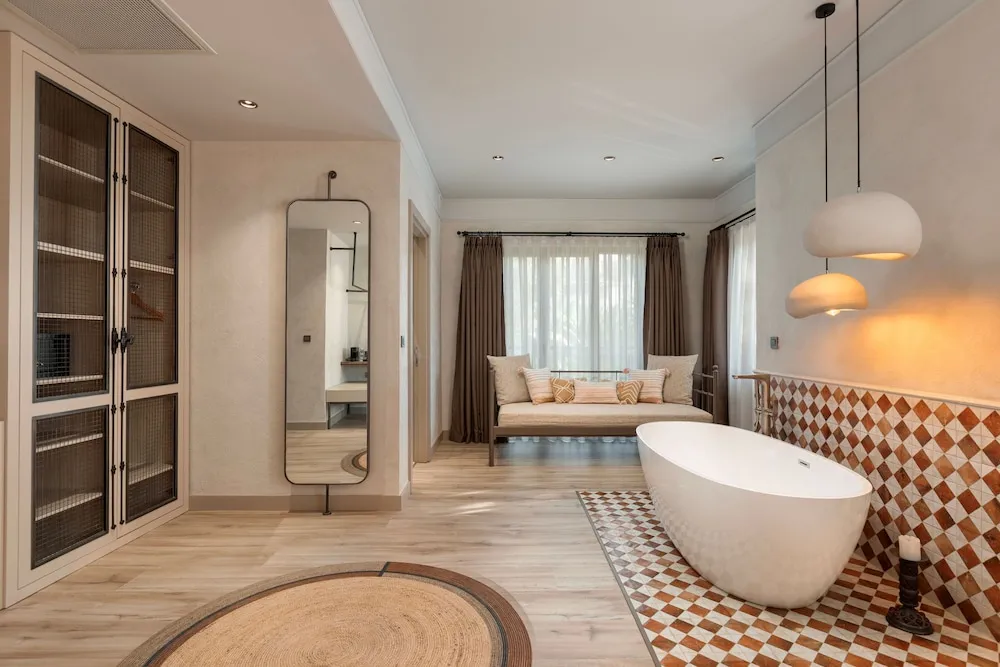 Suite Room with Bathtub