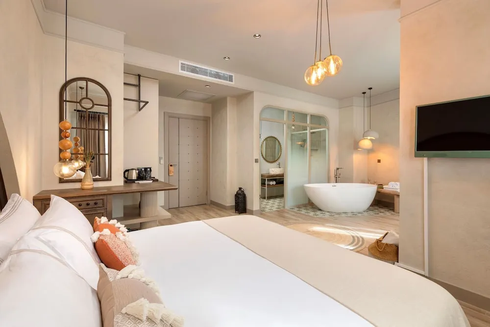 Suite Room with Bathtub