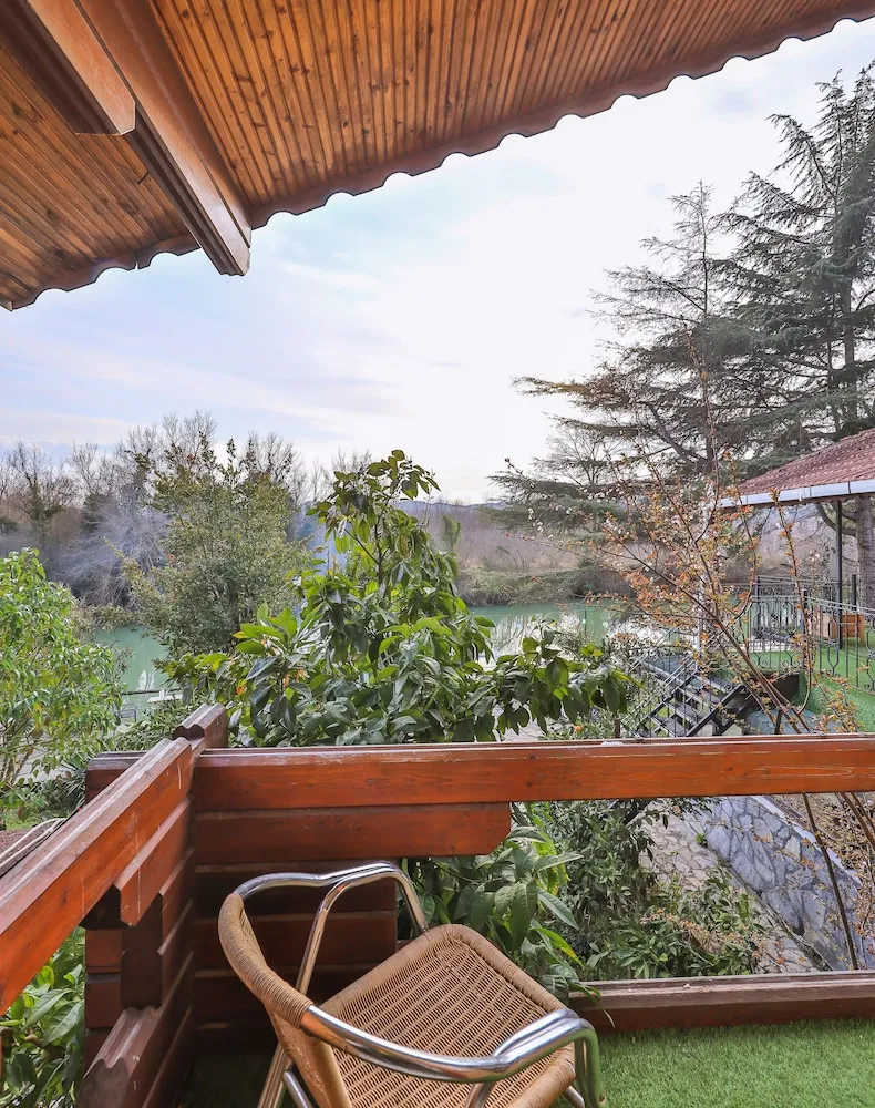 Ahşap Oda Nehir Manzaralı