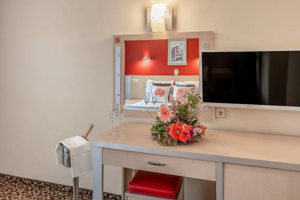 Oda, Havuz Manzaralı