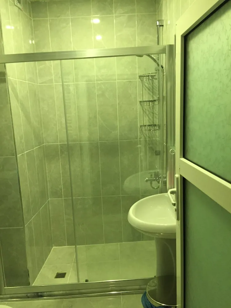 Üç Kişilik Oda, Ortak Banyo