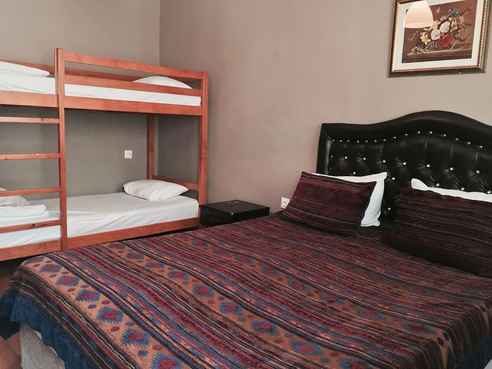 Üç Kişilik Oda, Ortak Banyo