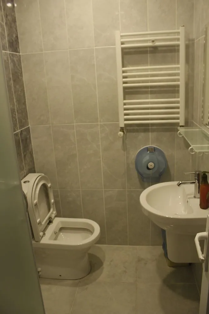 Dört Kişilik Oda, Ortak Banyo