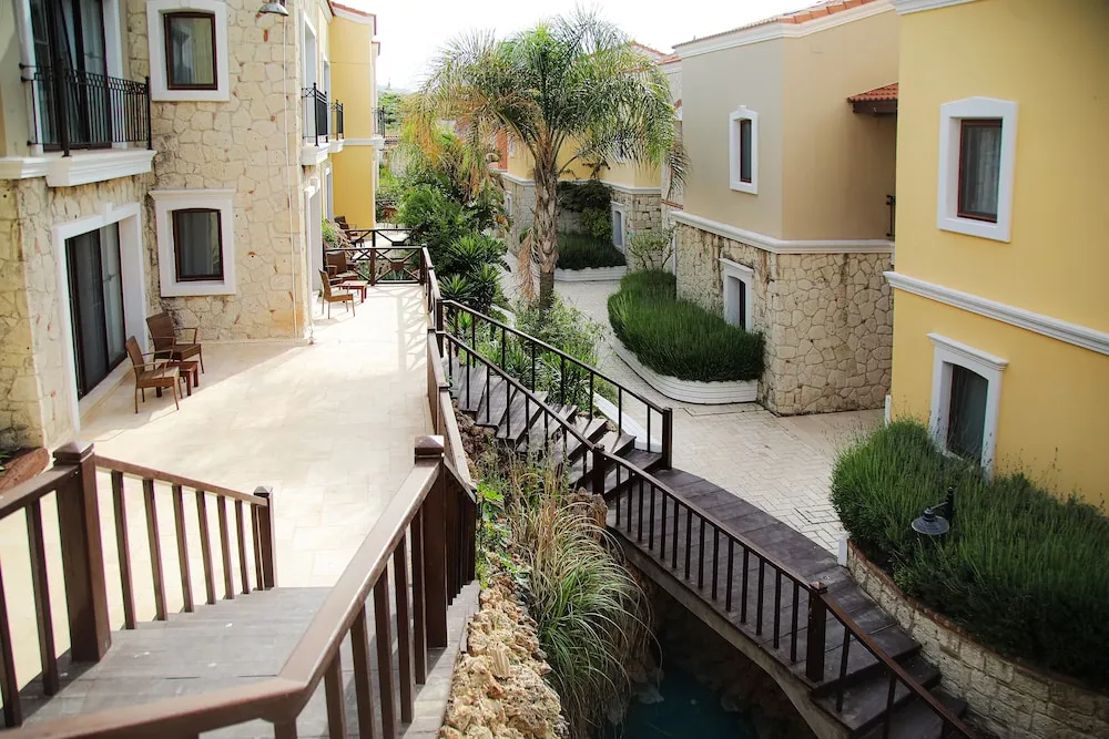 Superior Oda, Balkon (Land View)