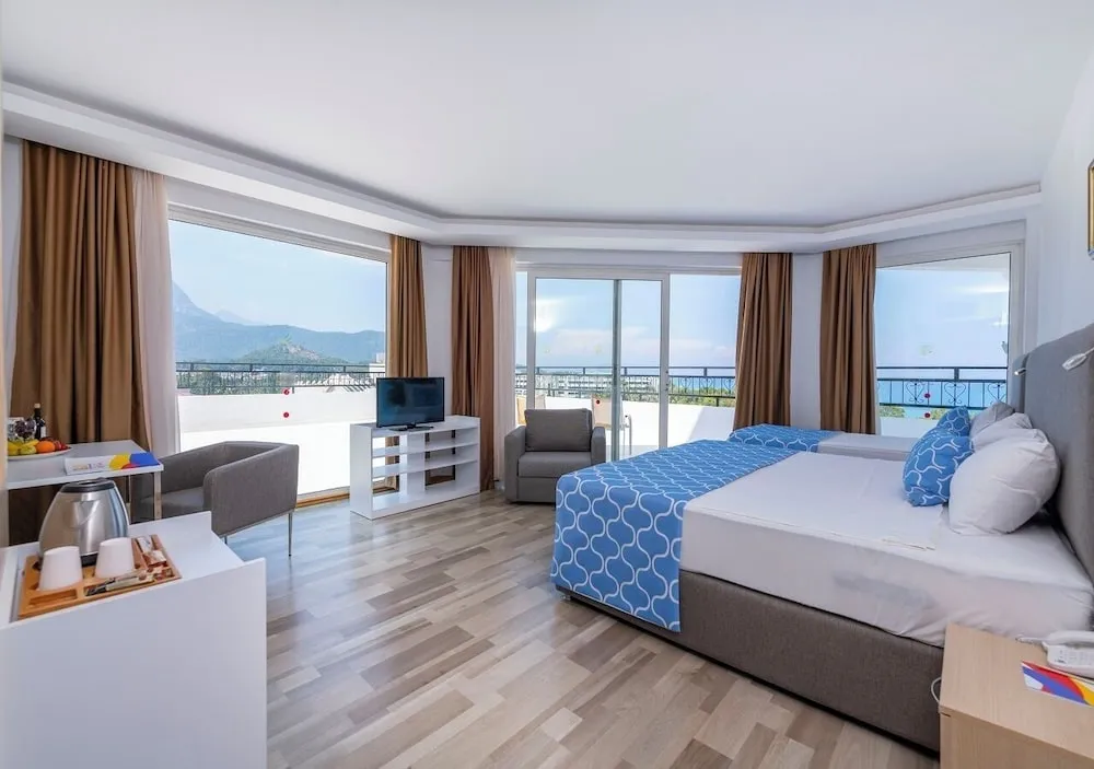 Superior Triple Sea View Room