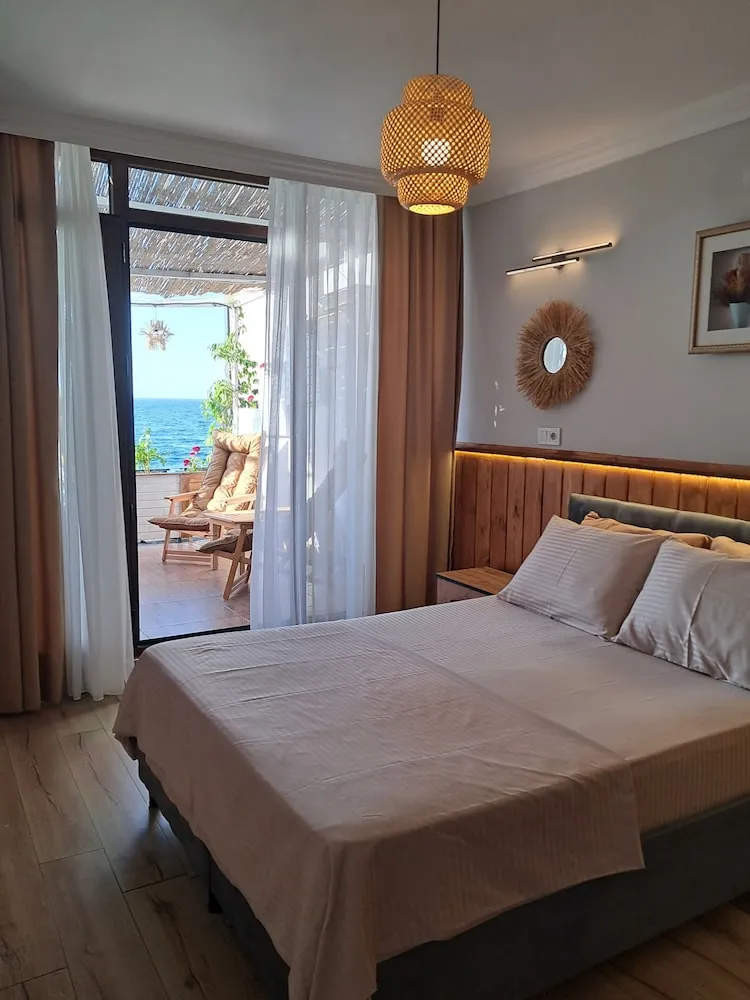 Deluxe Tek Büyük Yataklı Oda, Teras, Deniz Manzaralı