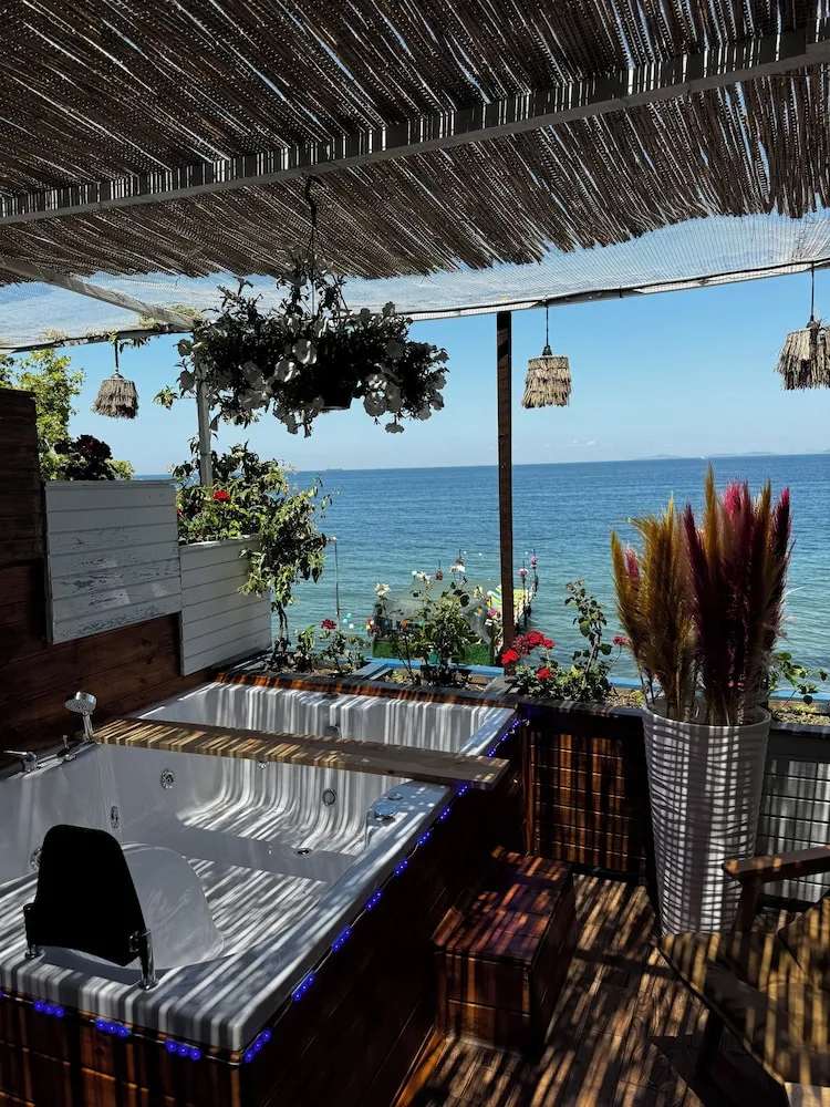 Deluxe Tek Büyük Yataklı Oda, Teras, Deniz Manzaralı
