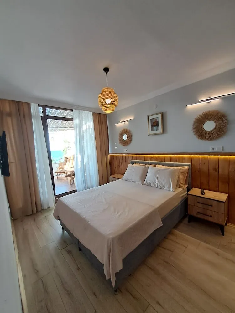 Deluxe Tek Büyük Yataklı Oda, Teras, Deniz Manzaralı