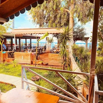 Karakedi Beach Bungalow