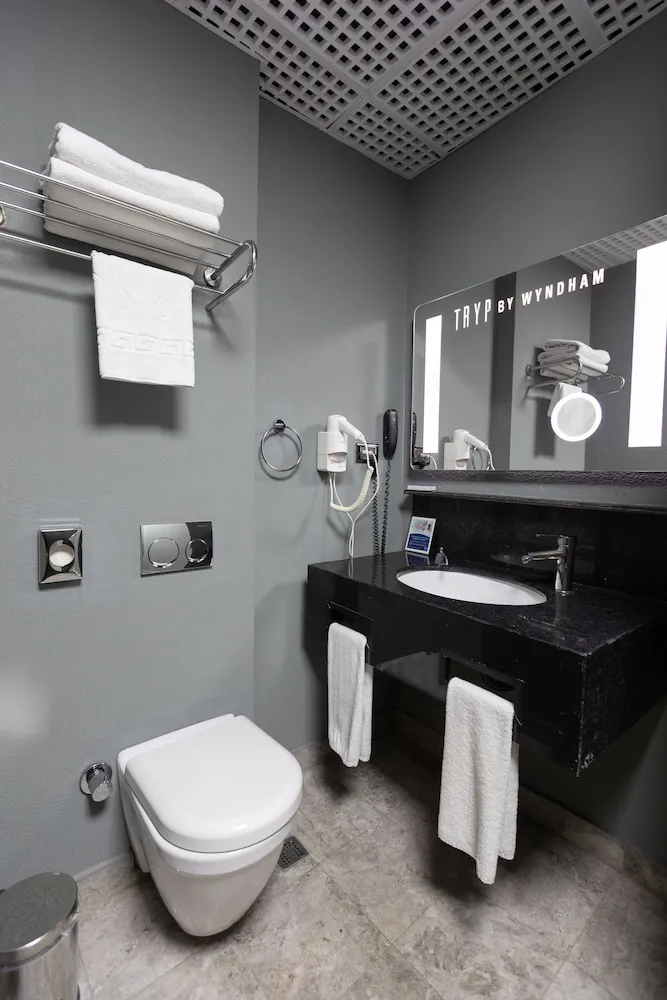 Oda, 1 En Büyük (King) Boy Yatak, Sigara İçilebilir (Media Room)