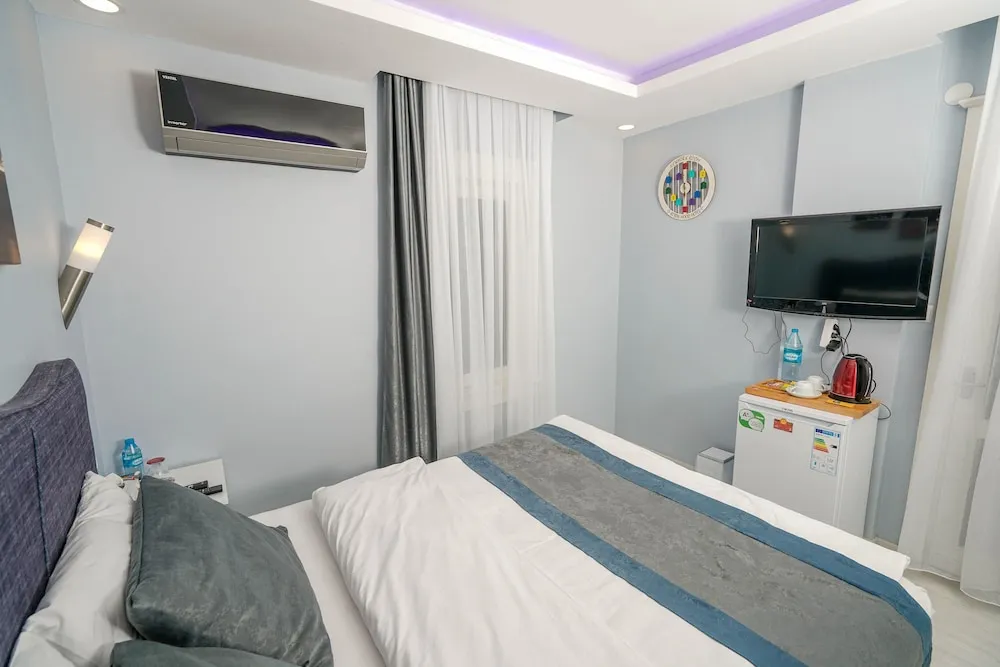 Business Tek Büyük Yataklı Oda, Havuz Manzaralı