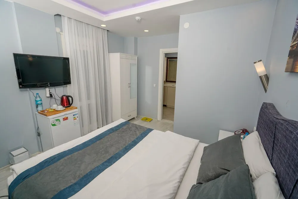 Business Tek Büyük Yataklı Oda, Havuz Manzaralı