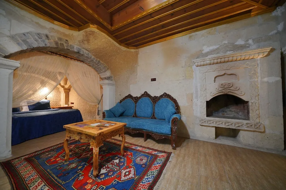 Deluxe Triple Cave  Room