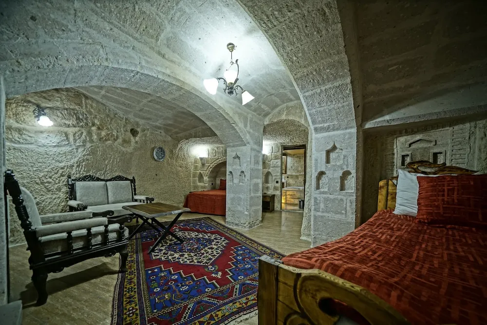 Deluxe Triple Cave  Room