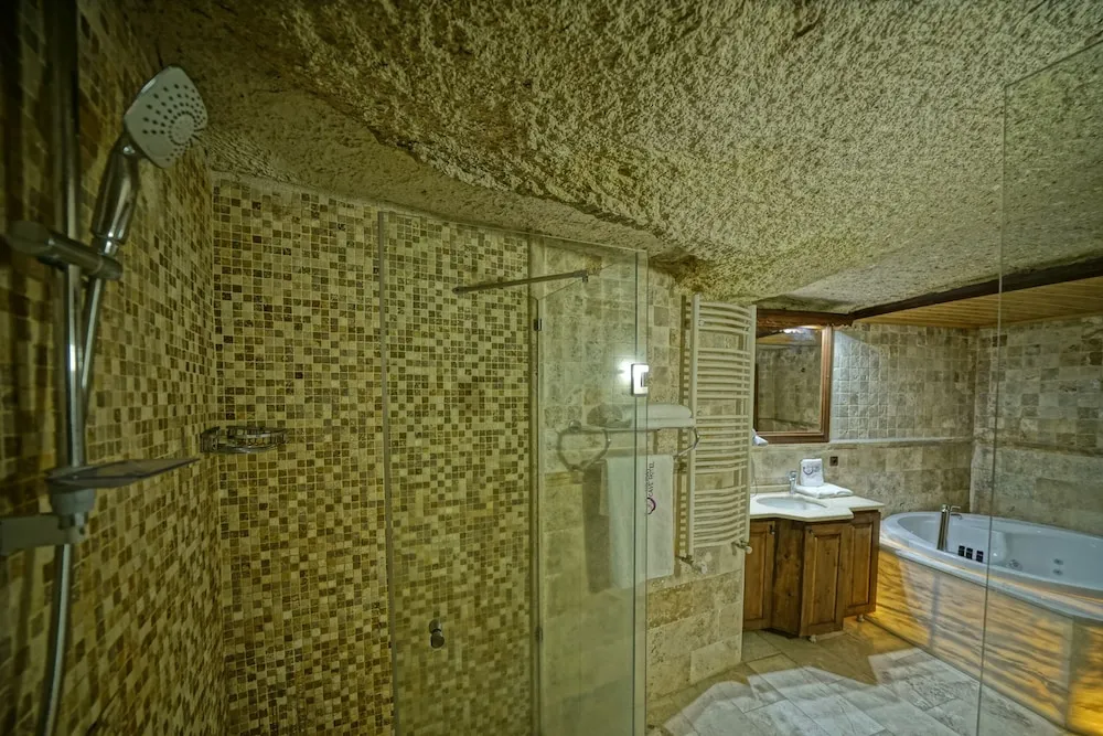 Deluxe Triple Cave  Room