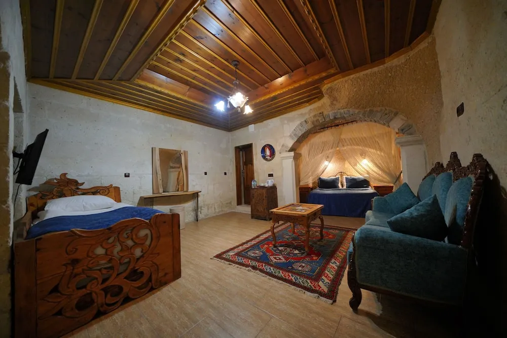 Deluxe Triple Cave  Room