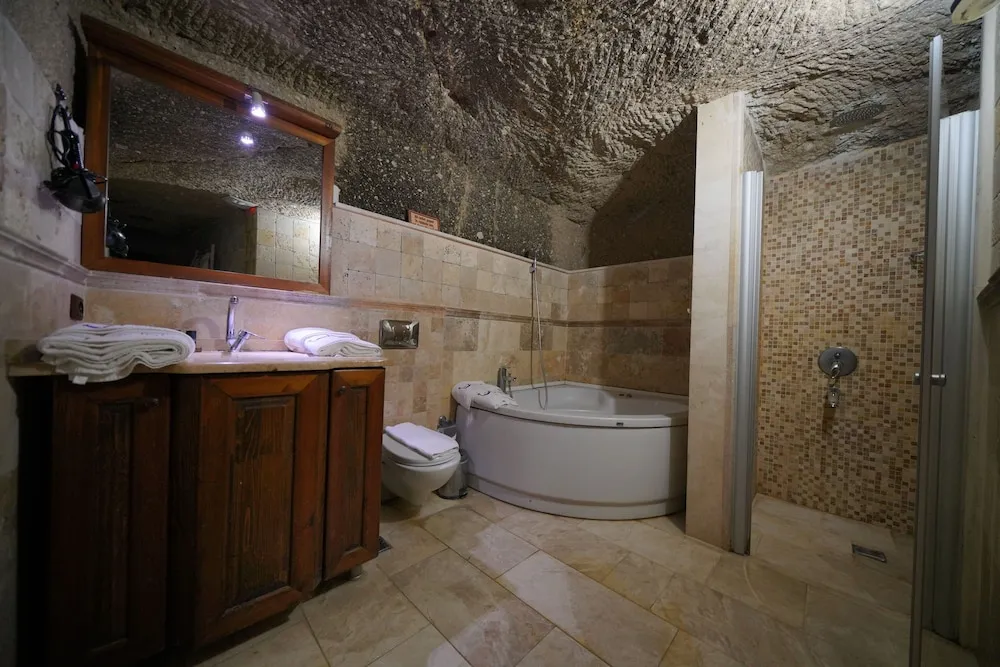 Deluxe Triple Cave  Room