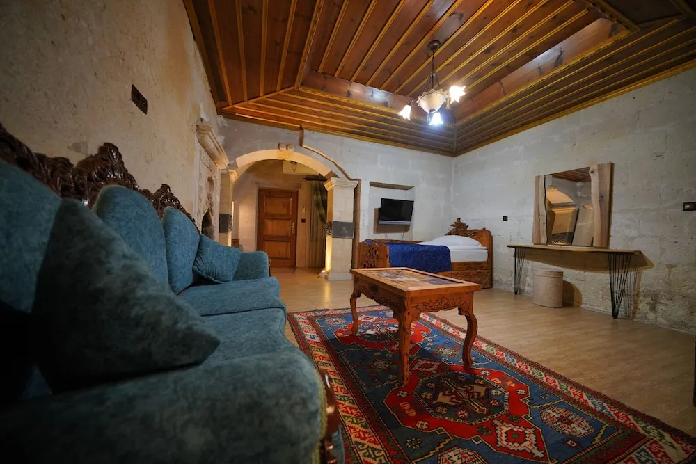 Deluxe Triple Cave  Room