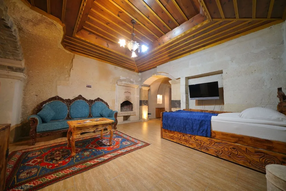 Deluxe Triple Cave  Room