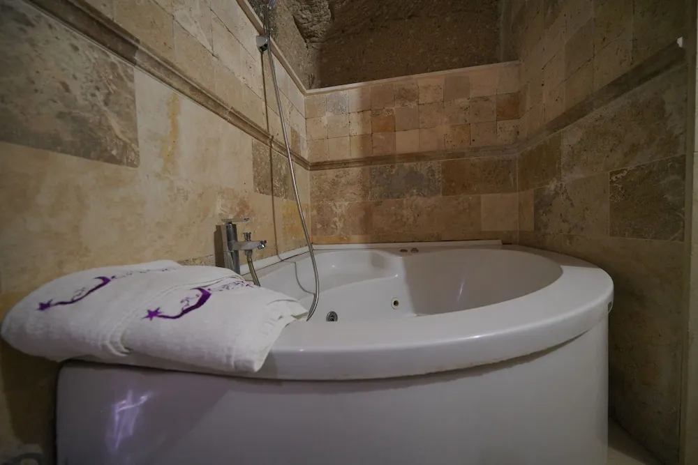 Deluxe Triple Cave  Room