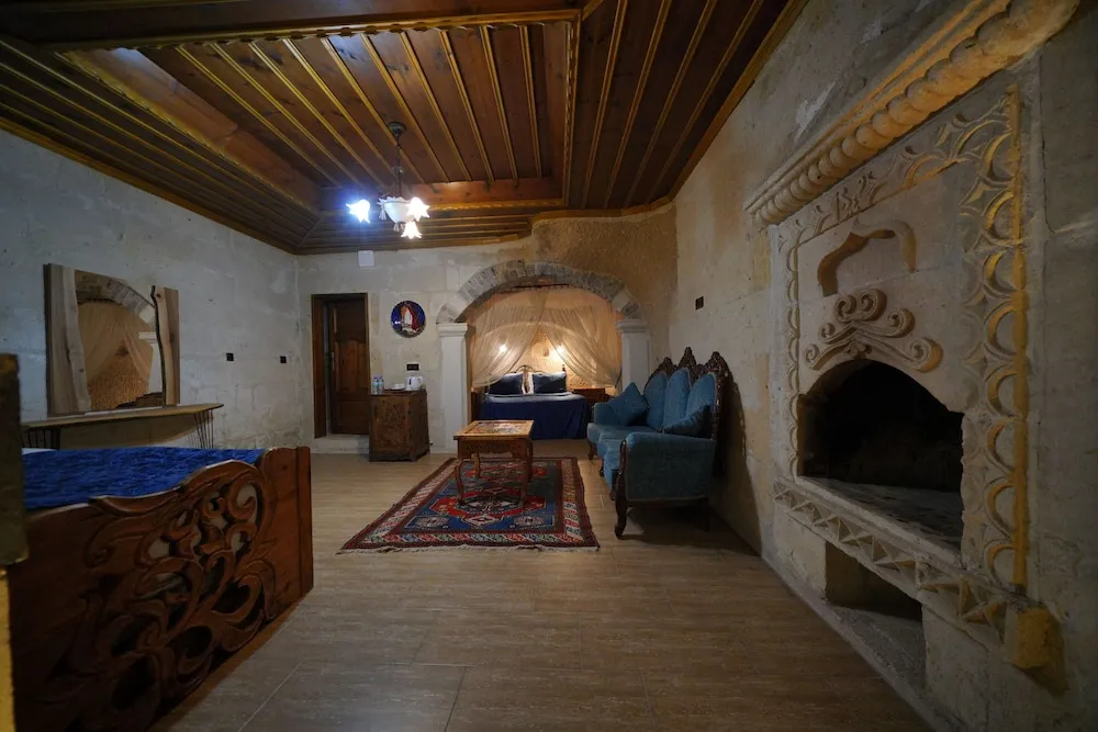 Deluxe Triple Cave  Room