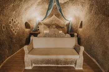Holiday Cave Hotel