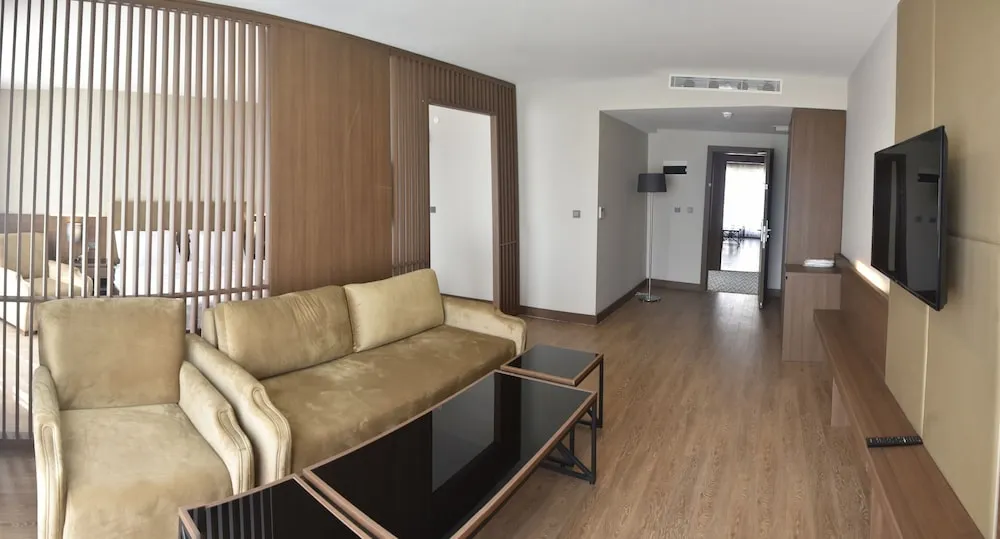 SUITE ROOM