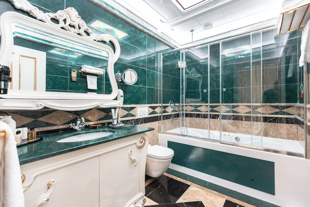 Mansion Triple Suite with Free Spa Access (Self use & Shared)