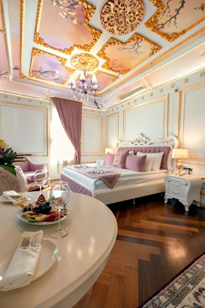 Mansion King suite with Free Spa Access (Self use & Shared)