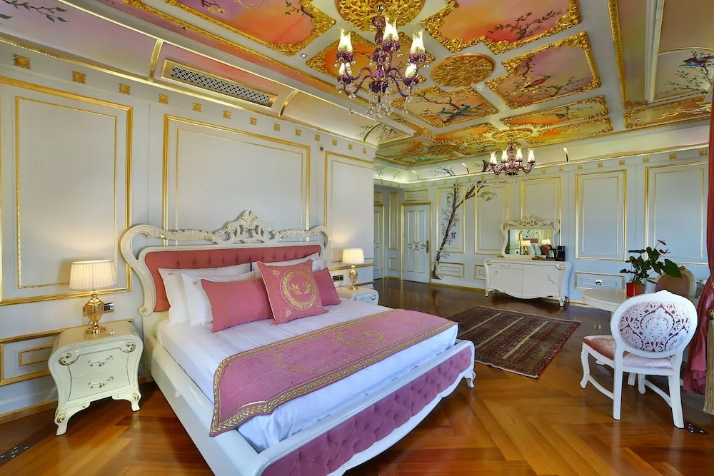 Mansion King suite with Free Spa Access (Self use & Shared)