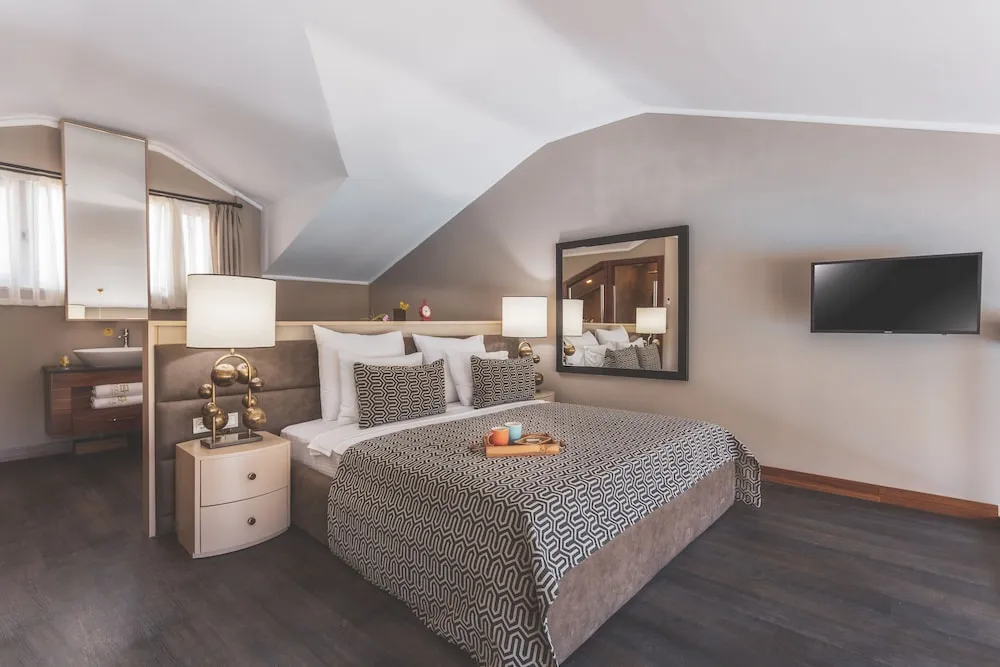 Çatı Katı Süiti (Penthouse), Havuz Manzaralı