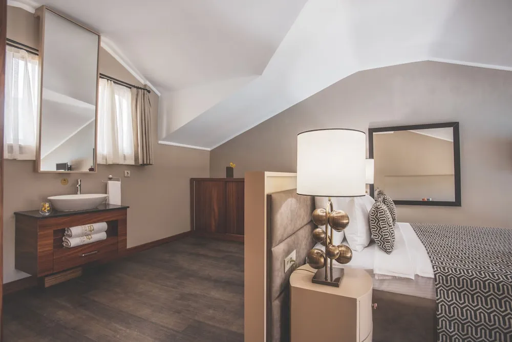 Çatı Katı Süiti (Penthouse), Havuz Manzaralı