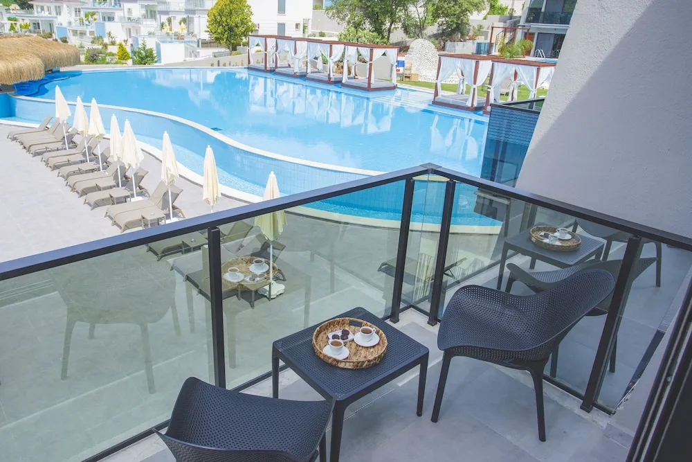 Çatı Katı Süiti (Penthouse), Havuz Manzaralı