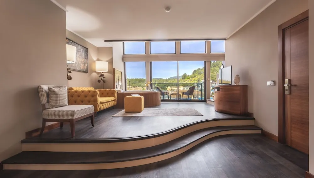 Çatı Katı Süiti (Penthouse), Havuz Manzaralı