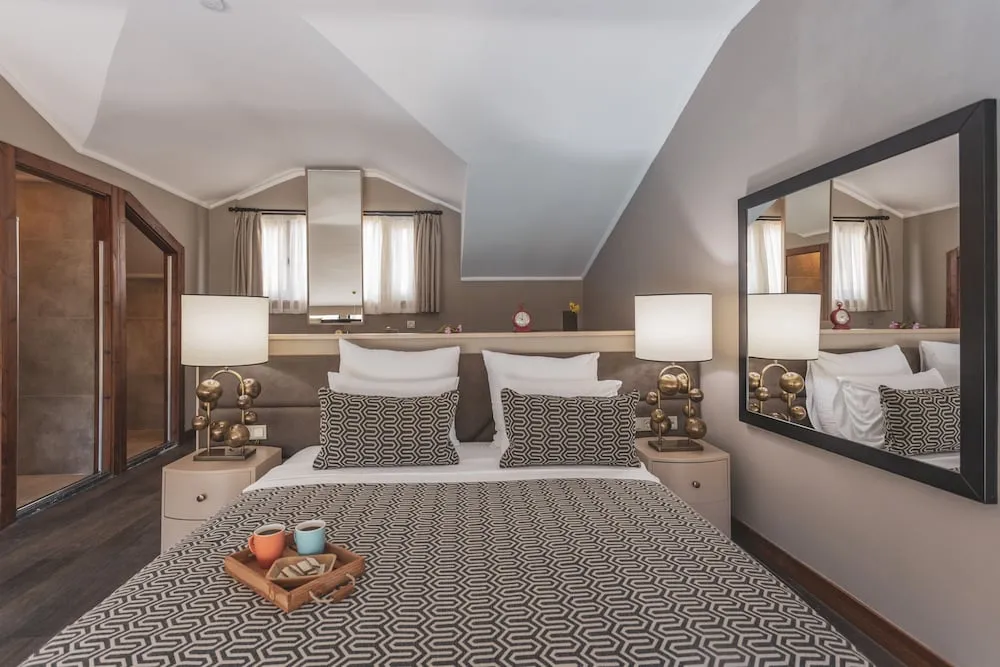 Çatı Katı Süiti (Penthouse), Havuz Manzaralı
