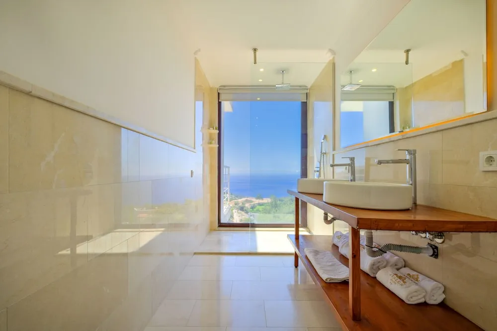 Deluxe Double with Bathtub