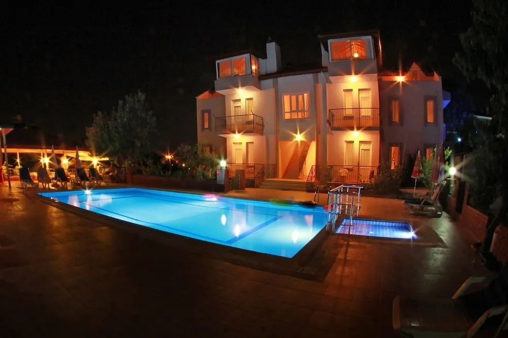 Konaklama yerinin ön cephesi - akşam/gece