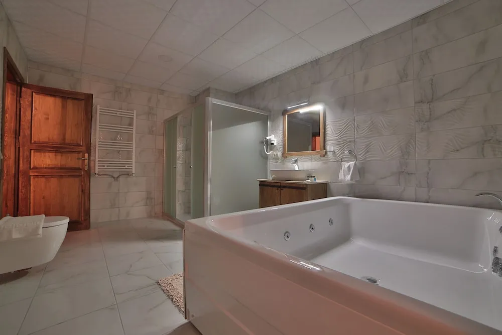 Süit, Sıcak Su Küveti, Dağ Manzaralı