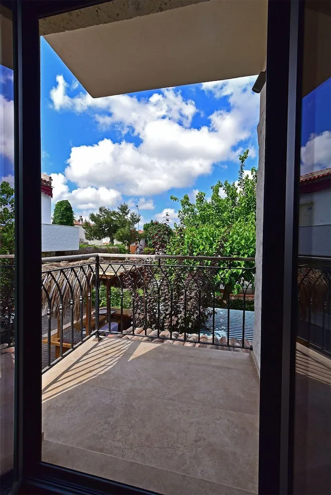 Luxury Üç Kişilik Oda, Bahçe Manzaralı