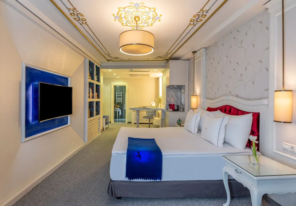 Süit, Balkon, Kısmi Deniz Manzaralı